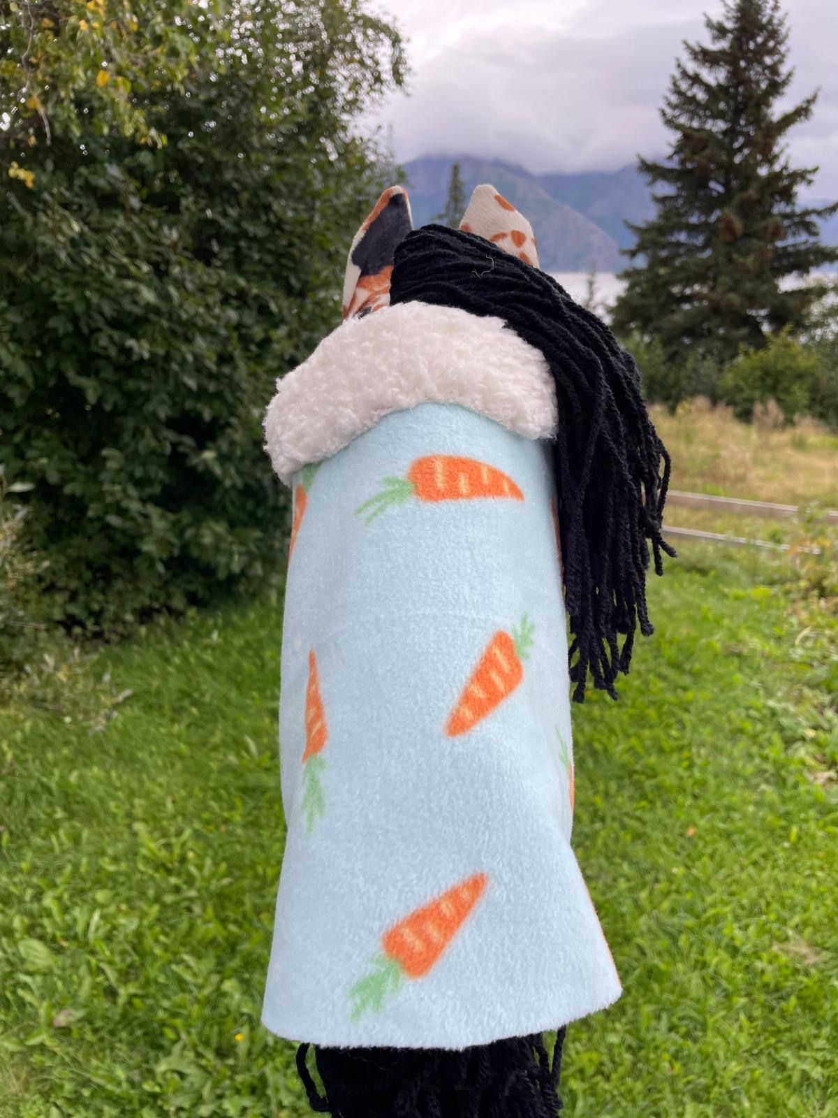 Hobby horse blanket turquoise with cute carrots