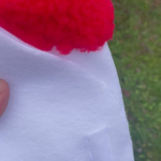 Video showing white hobby horse blanket with red padding. 